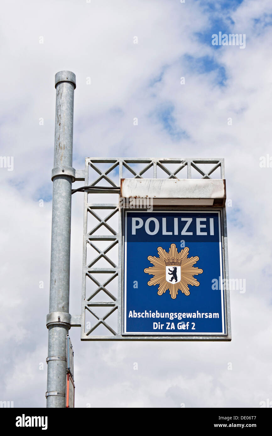 Sign, 'Polizei, Abschiebegewahrsam', German for 'police, detainment before deportation', Dir ZA Gef 2, deportation facility Stock Photo