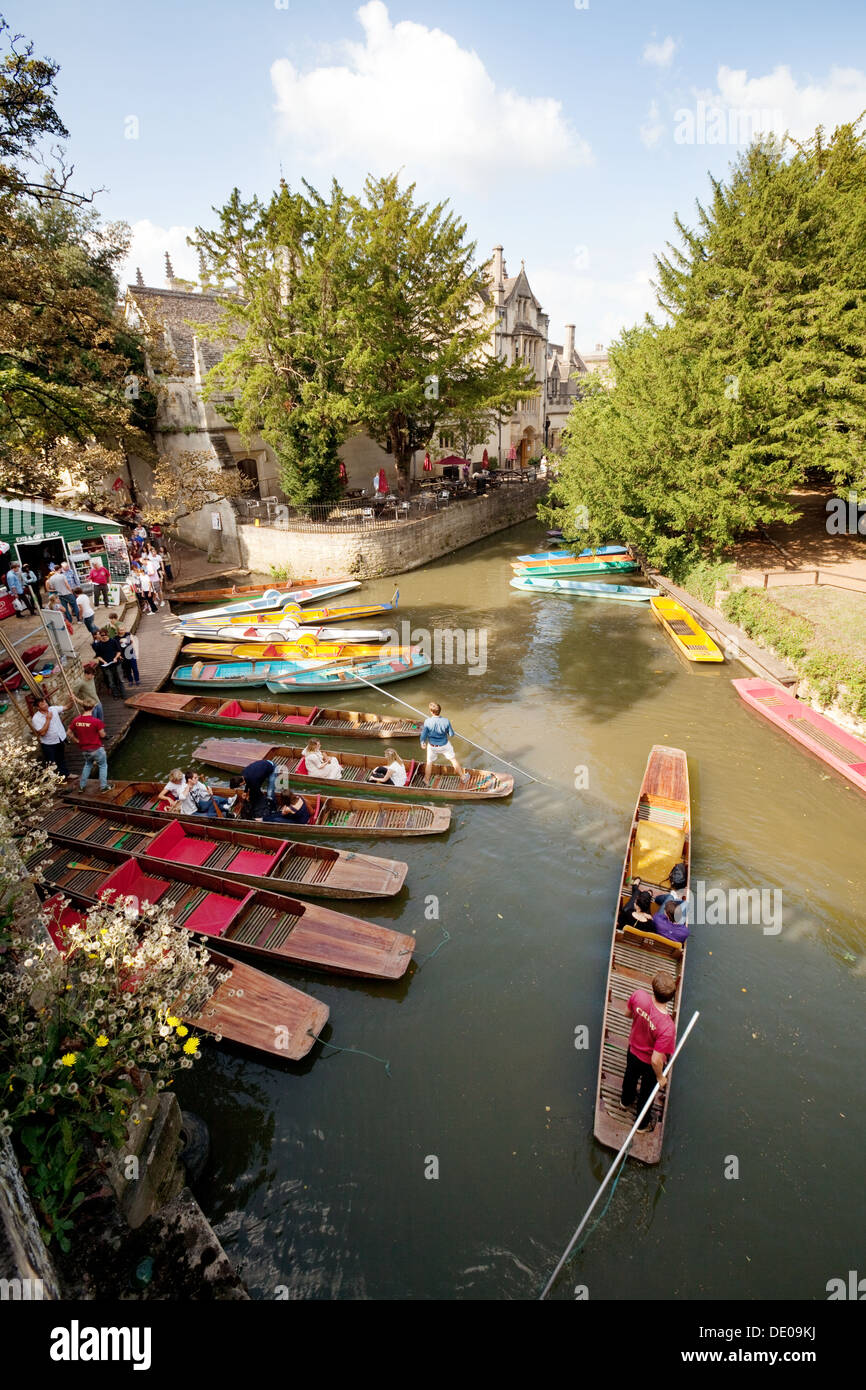 Oxford punting - punts for hire in summer at Magdalen Bridge, Oxford, UK Stock Photo