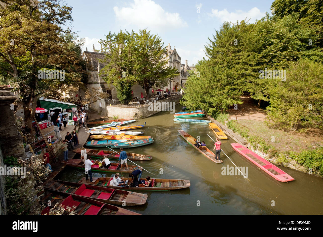 Oxford punting - punts for hire in summer at Magdalen Bridge, Oxford, UK Stock Photo