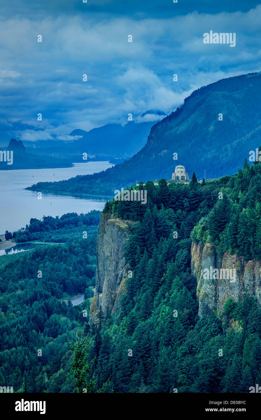 Early morning view of Vista House at Crown Point and the Columbia River Gorge, Oregon USA Stock Photo