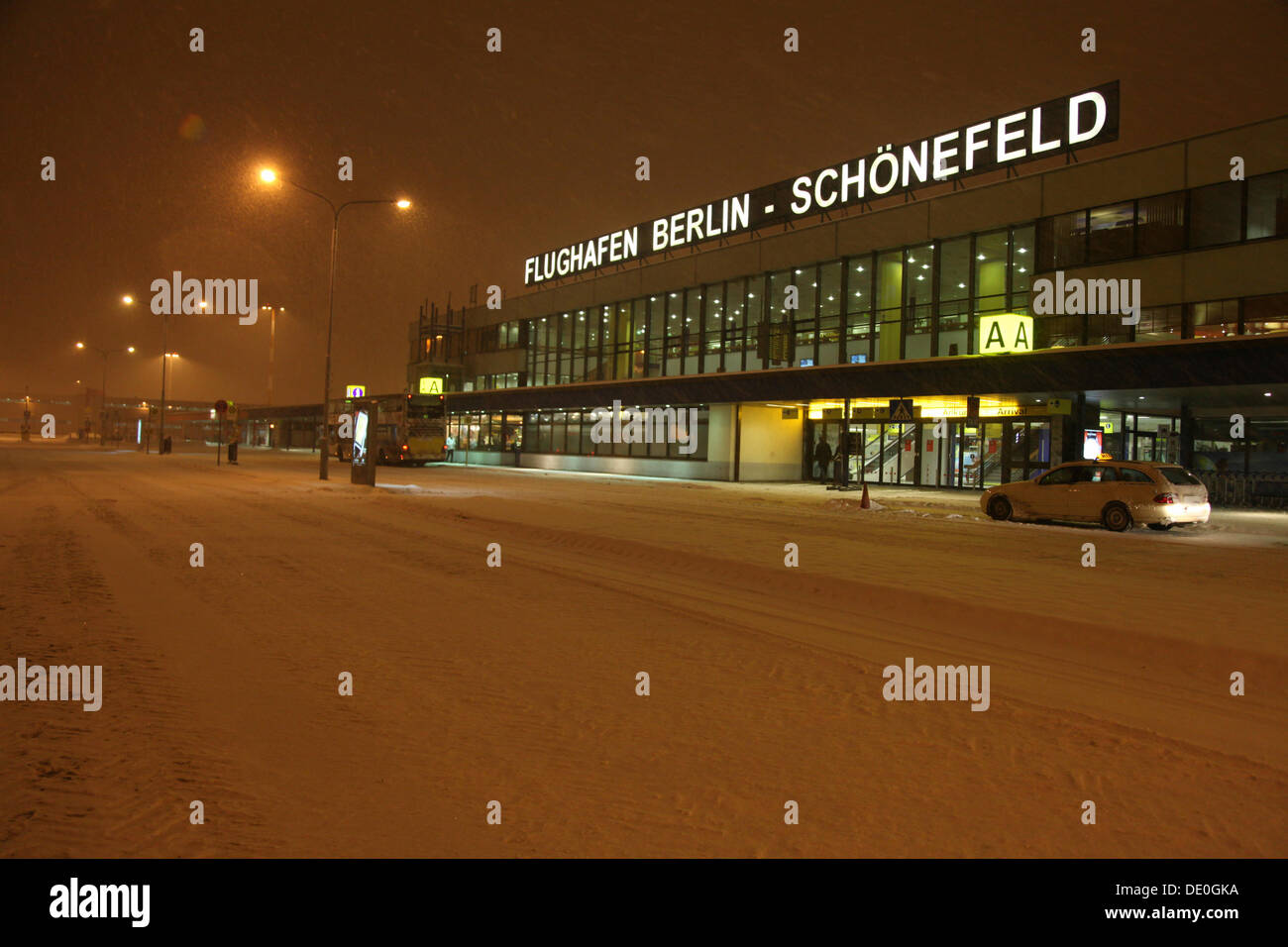 Chaotic winter scene at Berlin-Schoenefeld Airport, numerous flights are cancelled, Berlin Stock Photo