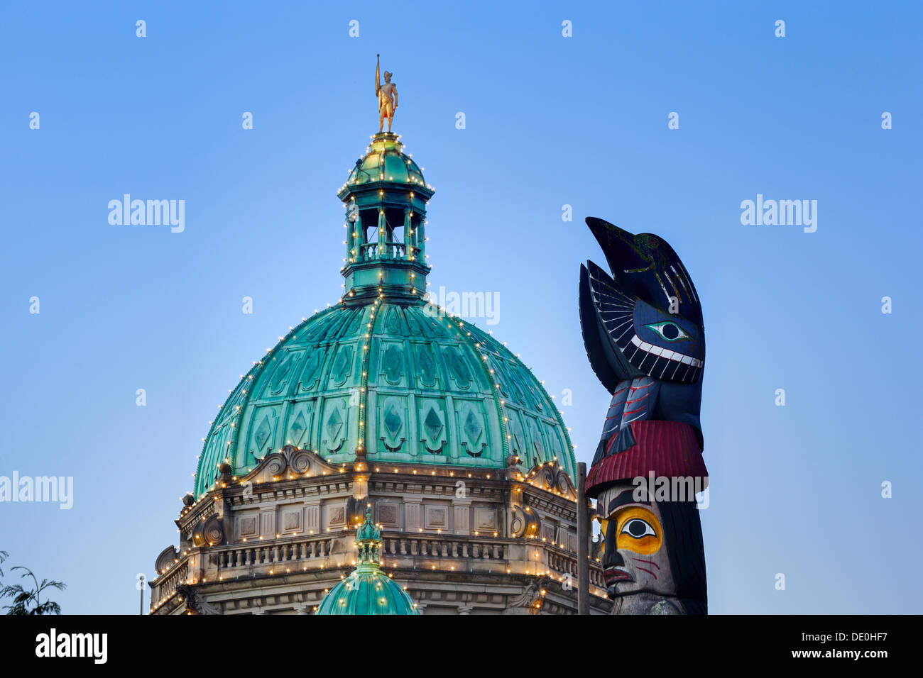 First Nations Totem Pole and Provincial legislative building at dawn-Victoria, British Columbia, Canada. Stock Photo