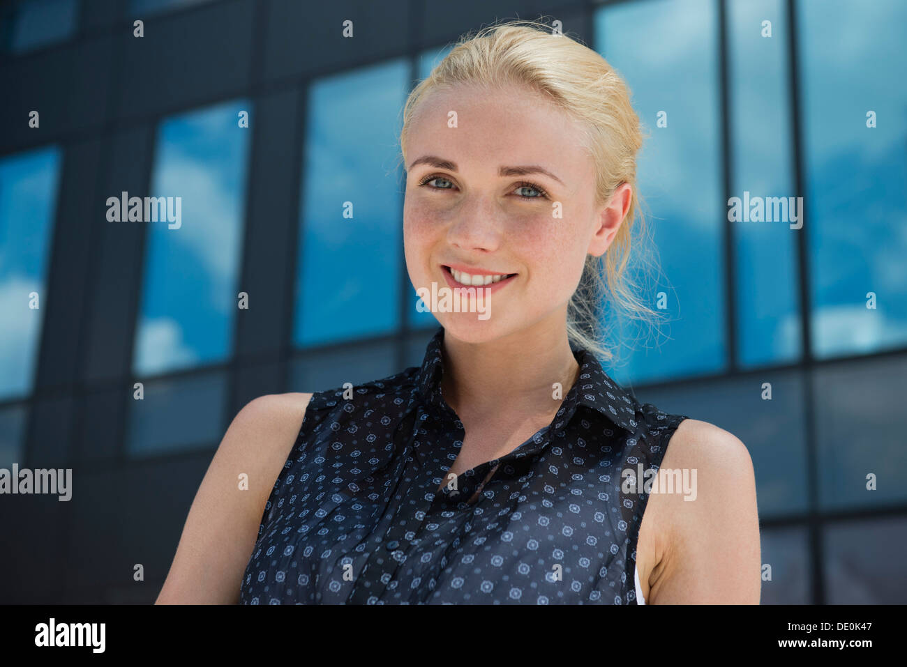 Exterior head shot smiling hi-res stock photography and images - Alamy