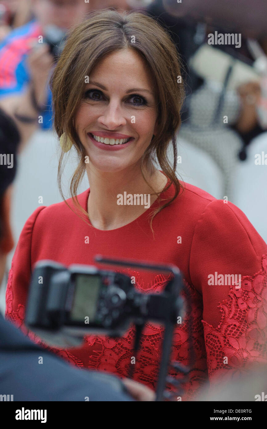 Toronto, Canada. 9th September 2013. Julia Roberts arrives at Toronto International Film Festival Premier of August: Osage County in Toronto, Canada on September 09, 2013. Credit:  Victor Biro/Alamy Live News Stock Photo