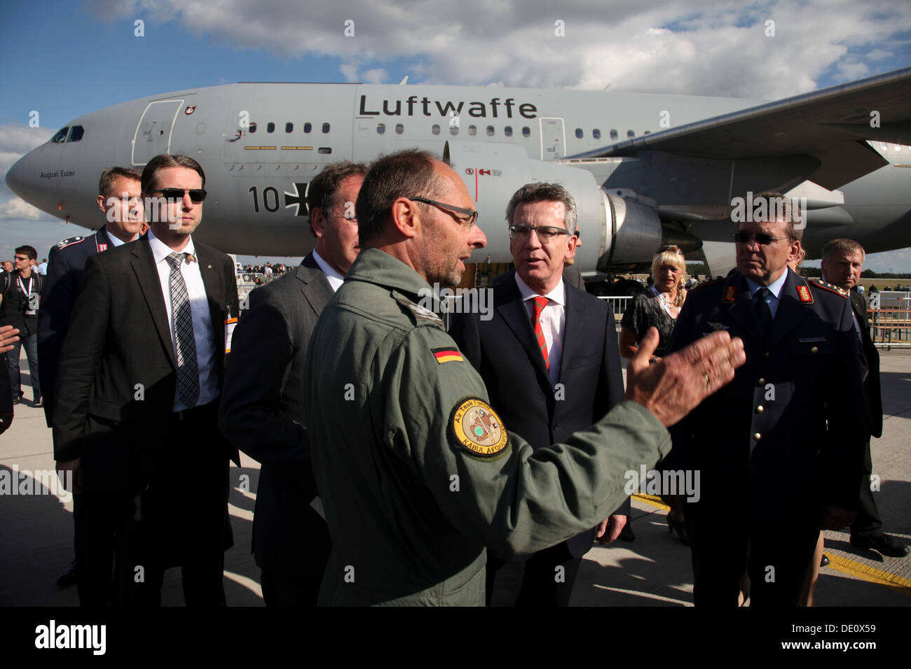 German Federal Defence Minister Thomas de Maiziere talking to German soldiers, ILA Berlin Air Show, Berlin Stock Photo