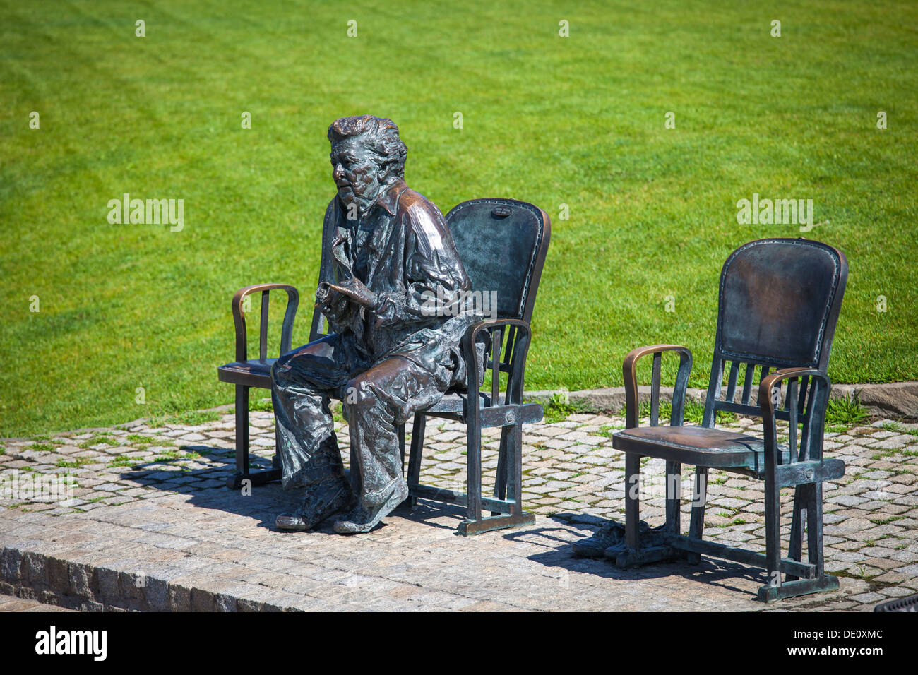 Bronze sculpture of Gobbi Hilda in front of the National Theater in Budapest Stock Photo