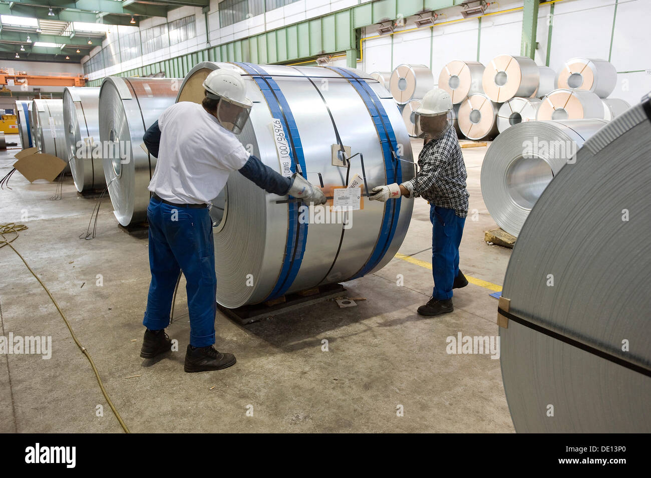 Packaging of galvanised or zinccoated sheet metal wound into coils for