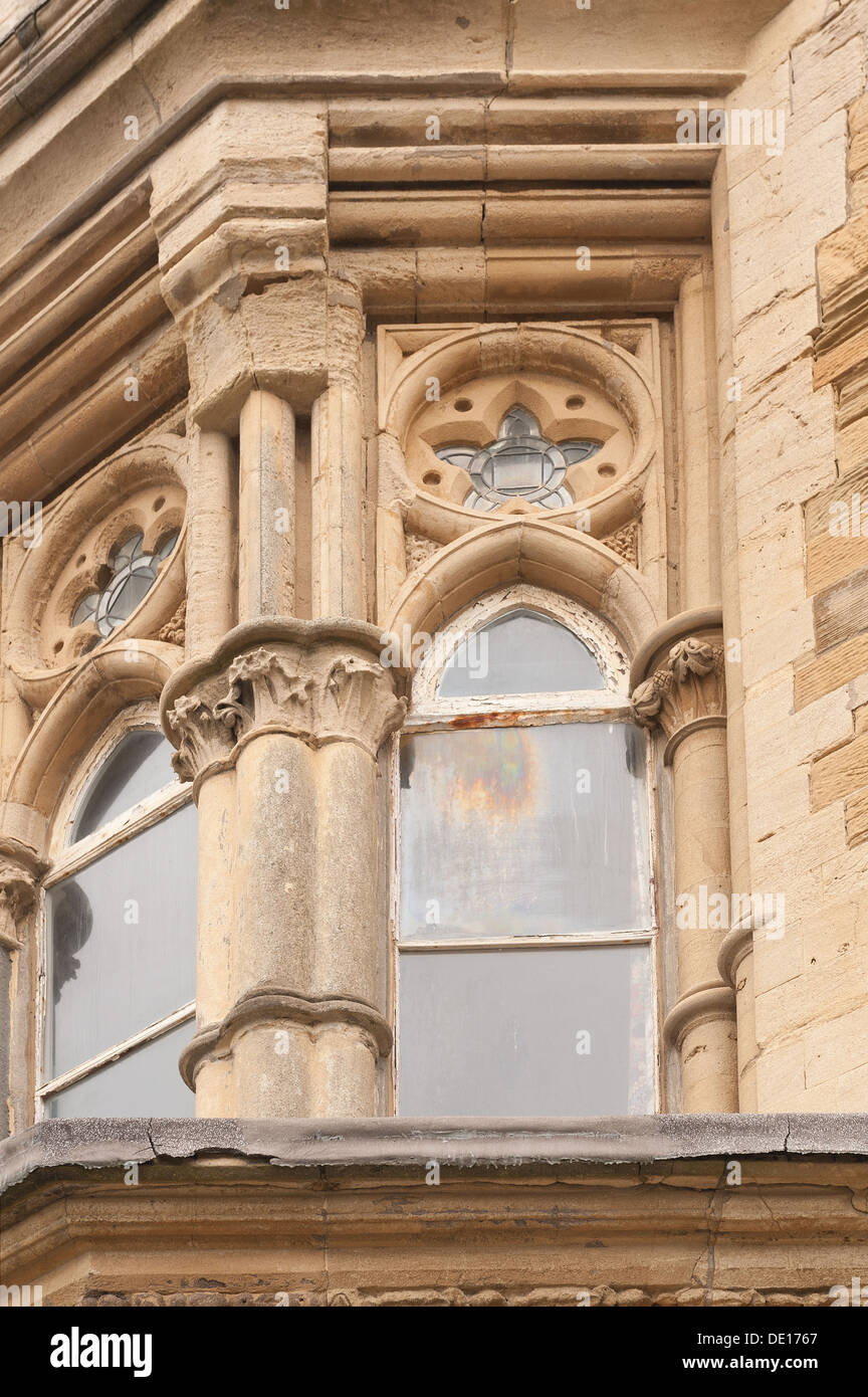 Seal failure and staining due to rust metal seawater combination over