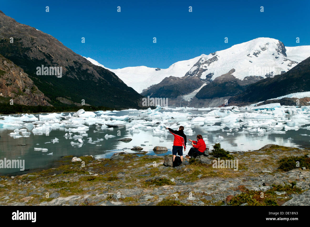 Hikers at Lago Onelli, Cordillera, Los Glaciares National Park, UNESCO World Heritage Site, Santa Cruz province, Patagonia Stock Photo