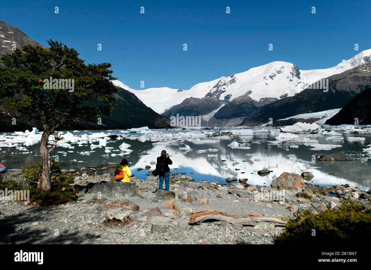 Hikers at Lago Onelli, Cordillera, Los Glaciares National Park, UNESCO World Heritage Site, Santa Cruz province, Patagonia Stock Photo