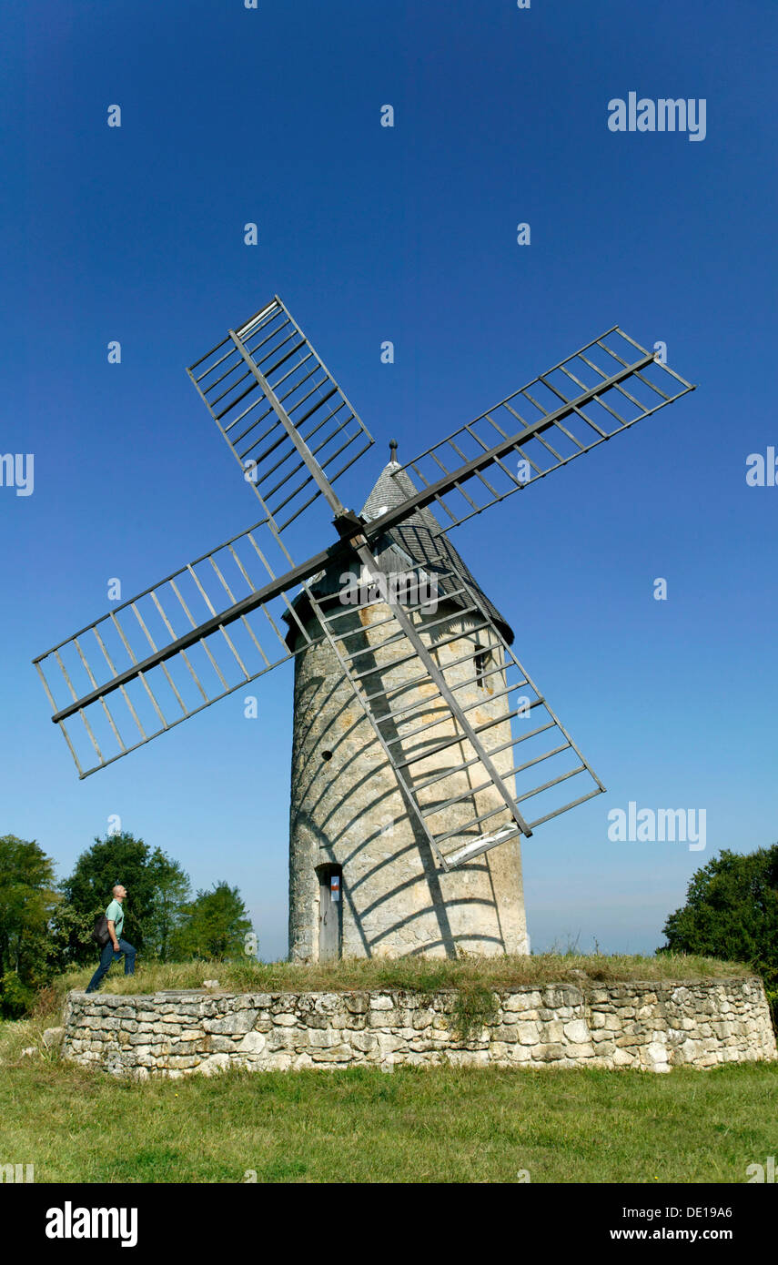 Windmill, Chateau Calon, AOC Montagne Saint Emilion, Bordeaux vineyard, Aquitaine, France, Europe Stock Photo
