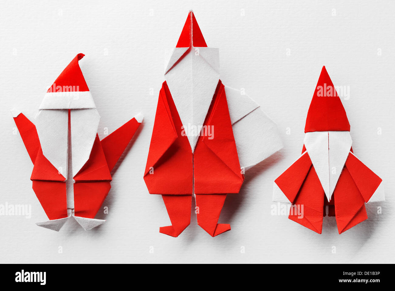 Оригами на новый год. Оригами новогодни. Оригами новогодние поделки. Оригами дед мороз. Оригами из бумаги на новый год.