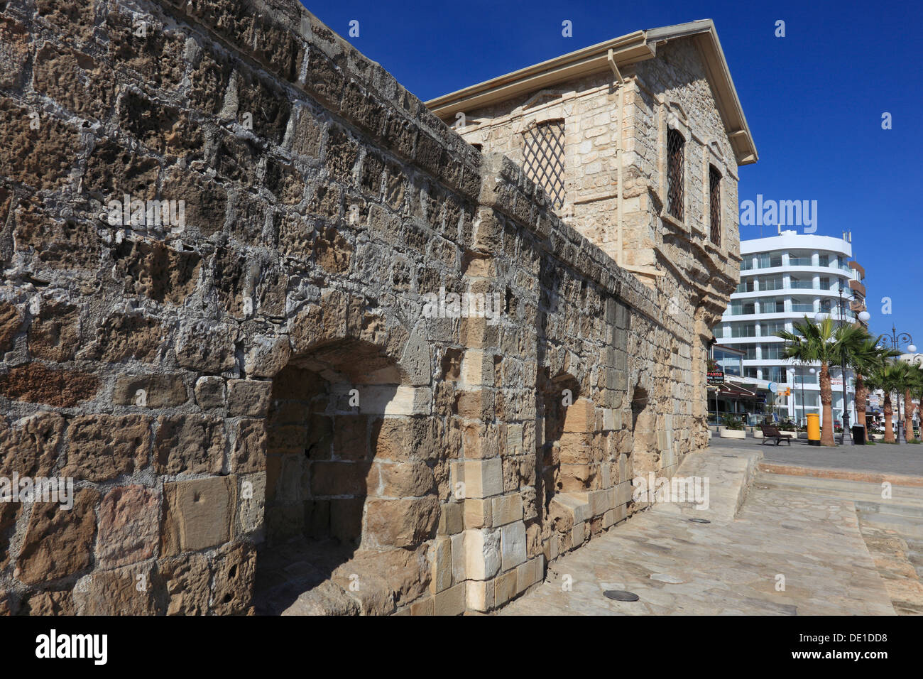 Cyprus, Larnaca, Larnaca, in the historic center, Turkish fortress, Turkish fort, built in 1625, Hotel im Hintergrund Stock Photo