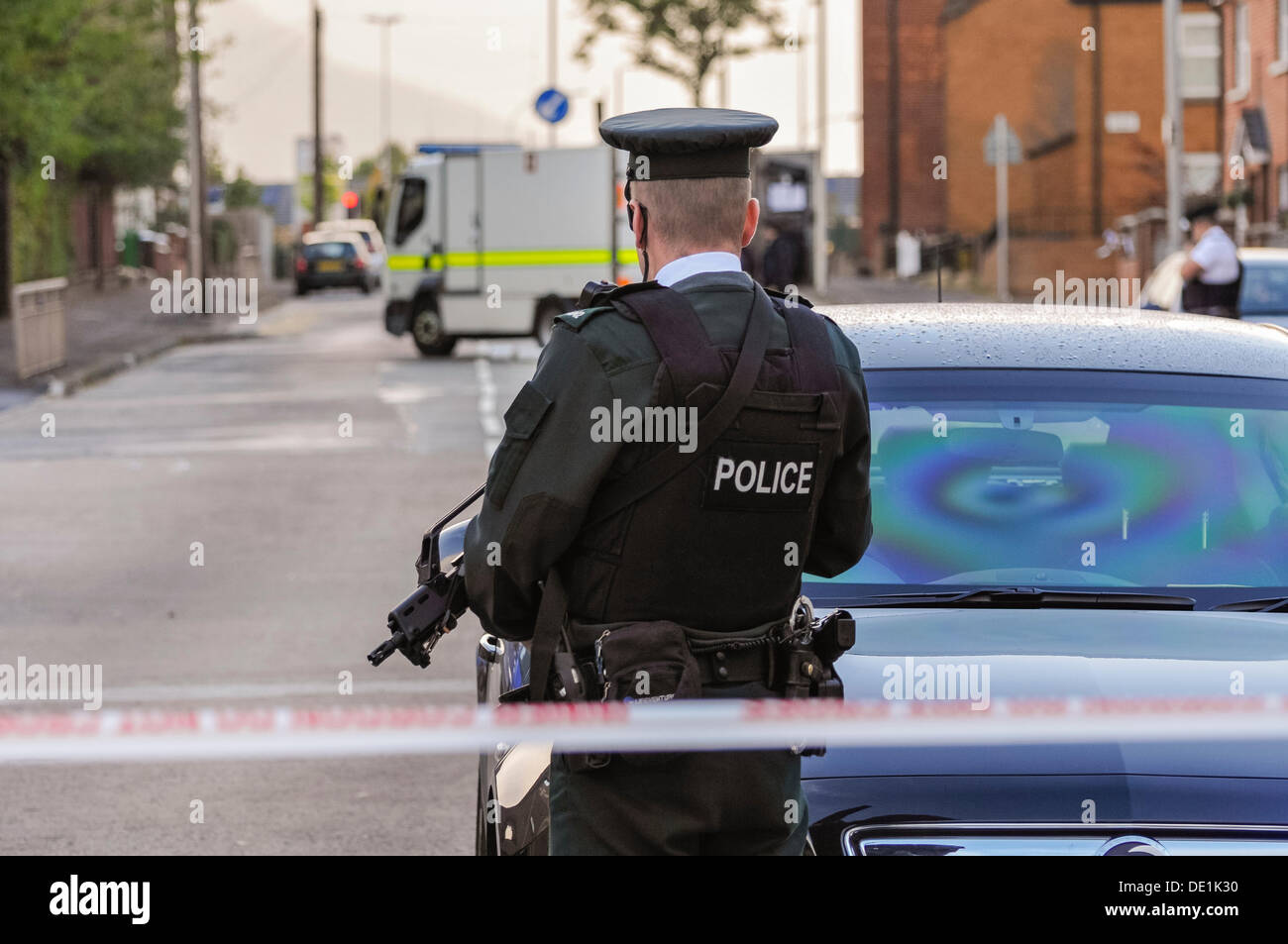 Belfast, Northern Ireland. 10th September 2013 - An armed PSNI officer watches as army ATO deal with a suspect bomb. Credit:  Stephen Barnes/Alamy Live News Stock Photo