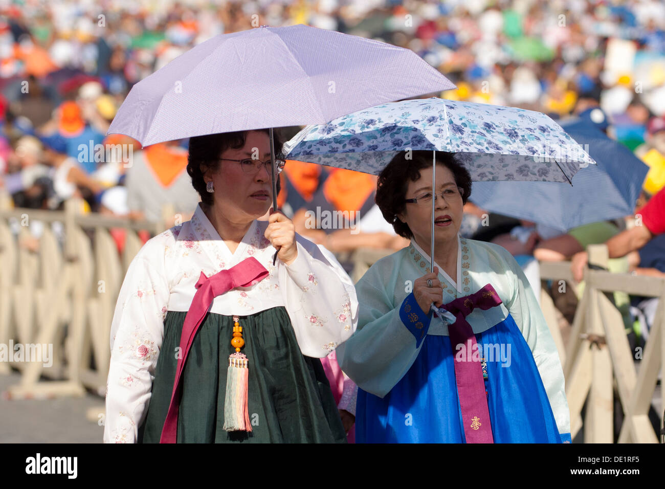 Japanese women in traditional dress in St Peter's Square in the audience of Pope Francesco Stock Photo