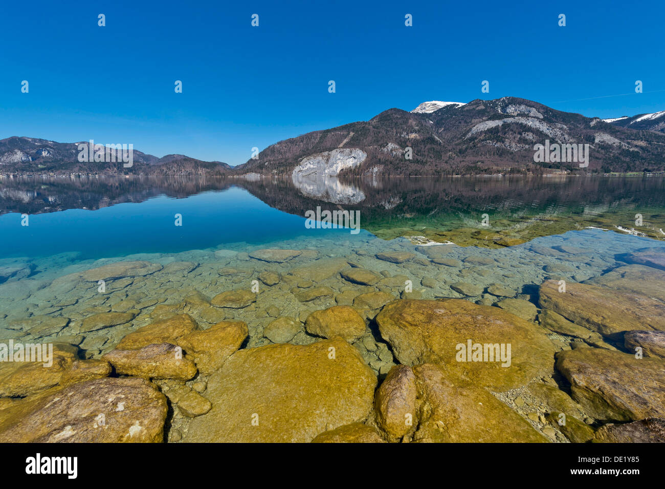 Lake Wolfgang with a reflection of the surrounding mountains, near St. Gilgen, Salzkammergut, Salzburger Land, Oberösterreich Stock Photo