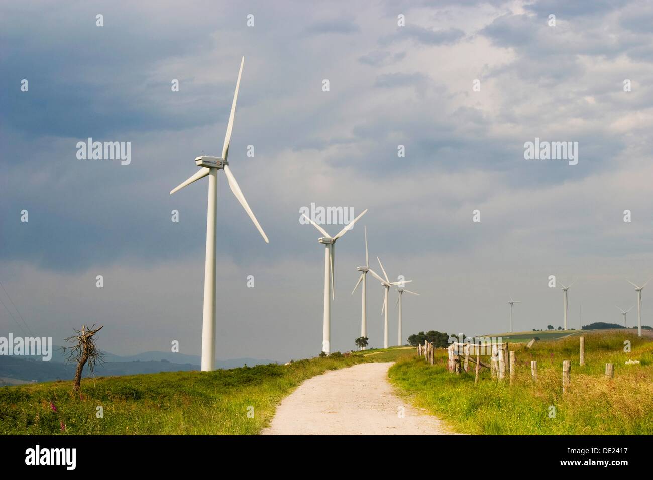 Molinos de viento, torres eólicas  Asturias  España Stock Photo