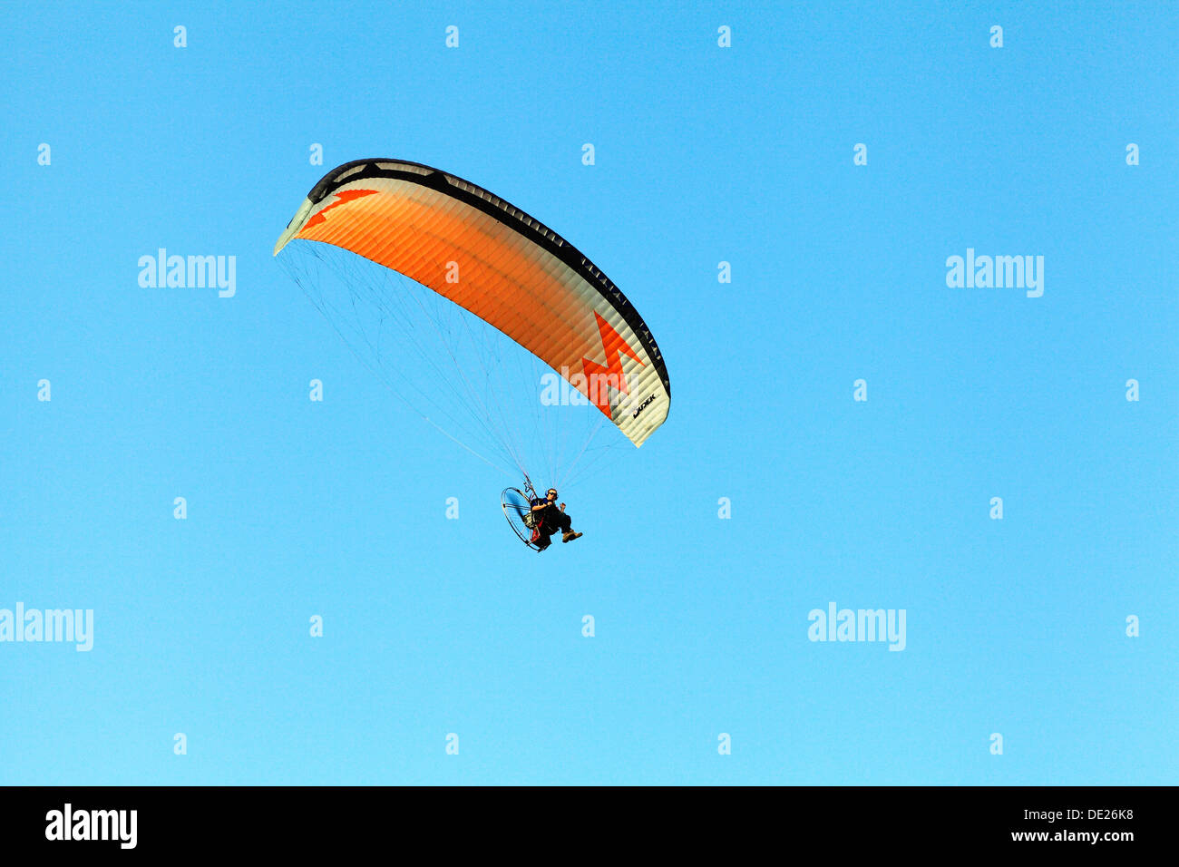 Hang Glider man hang gliding flying parachute leisure activity UK gliders parachutes Stock Photo