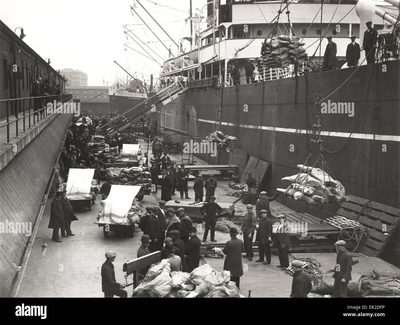 Ships being loaded and unloaded hi-res stock photography and images - Alamy