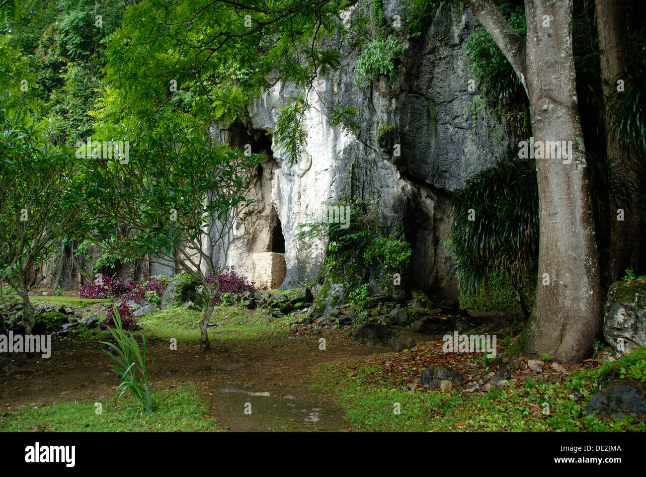 Entrance to the Cave of the Communist resistanc fighters Pathet Lao, Tham Than Kaysone Phomvihane, Vieng Xai, Hua Phan province Stock Photo