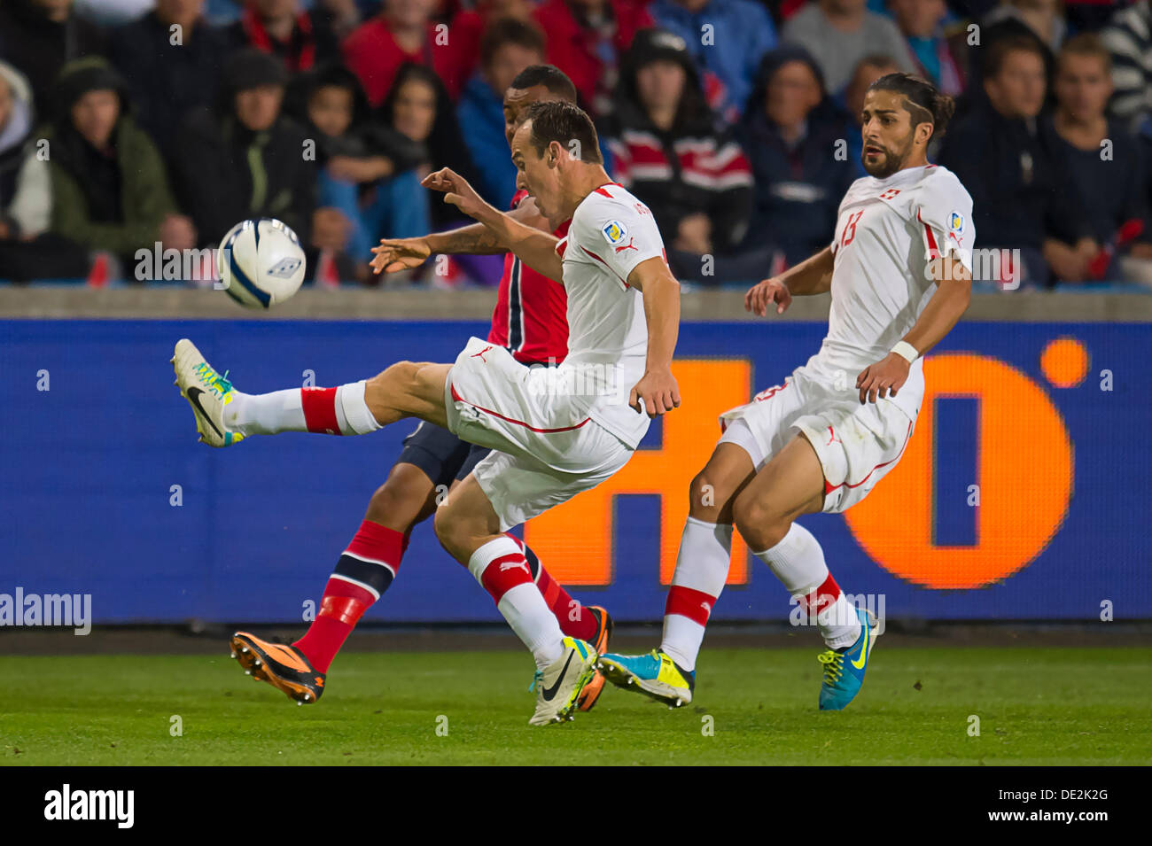 Oslo, Norway . 10th Sep, 2013. Steve Von Bergen of Switzerland &#xae; competes for the ball against Joshua King of Norway (L) during the 2014 FIFA World Cup  UEFA  Group E qualifying match between Norway and Switzerland at the Ullevaal Stadion in Oslo, Norway. Credit:  Action Plus Sports Images/Alamy Live News Stock Photo