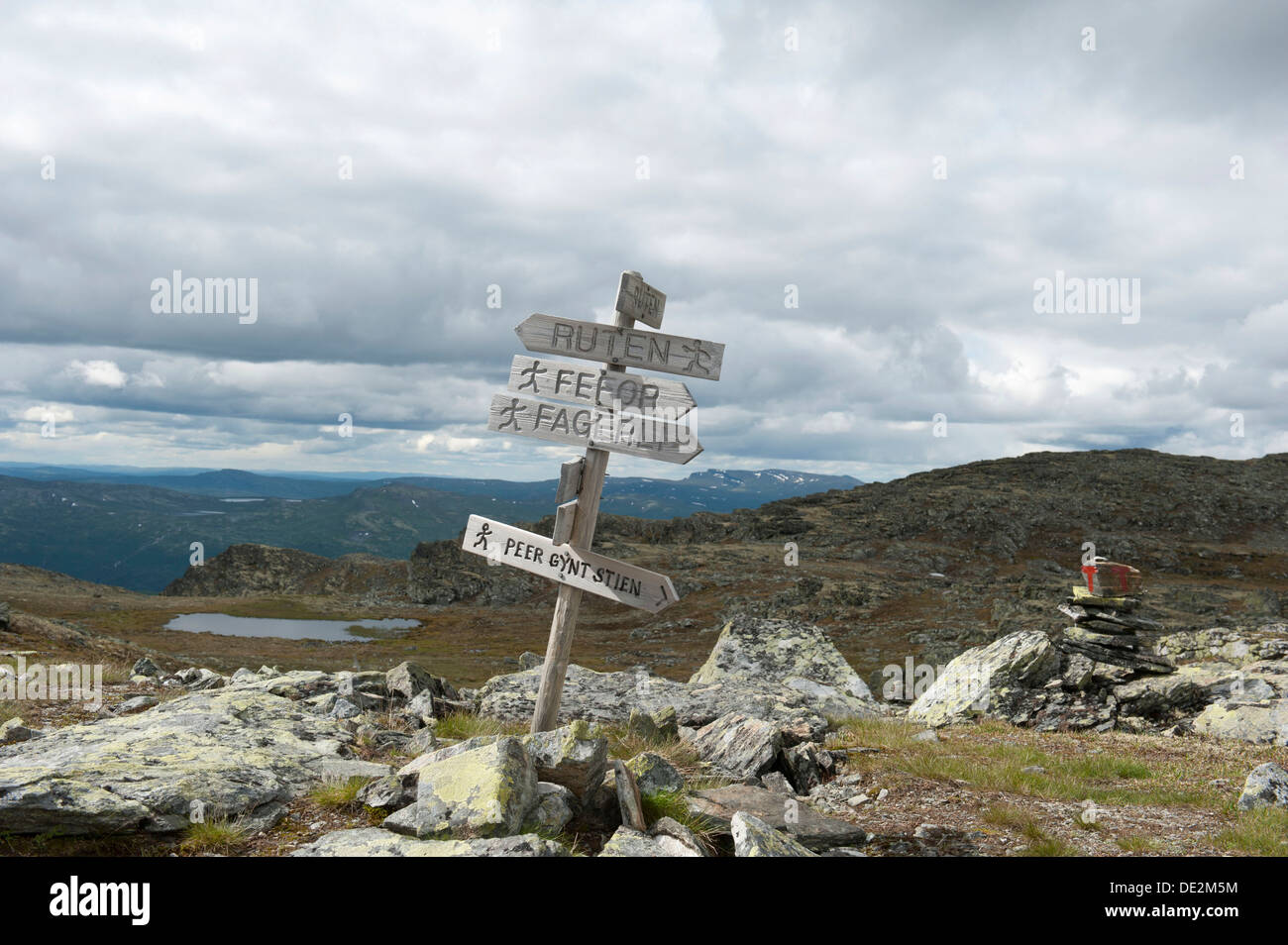 Upland fjell, Peer Gynt Stien hiking trail, signposts at Mt Ruten, 1516m, towards Fefor, Oppland, Norway, Scandinavia Stock Photo