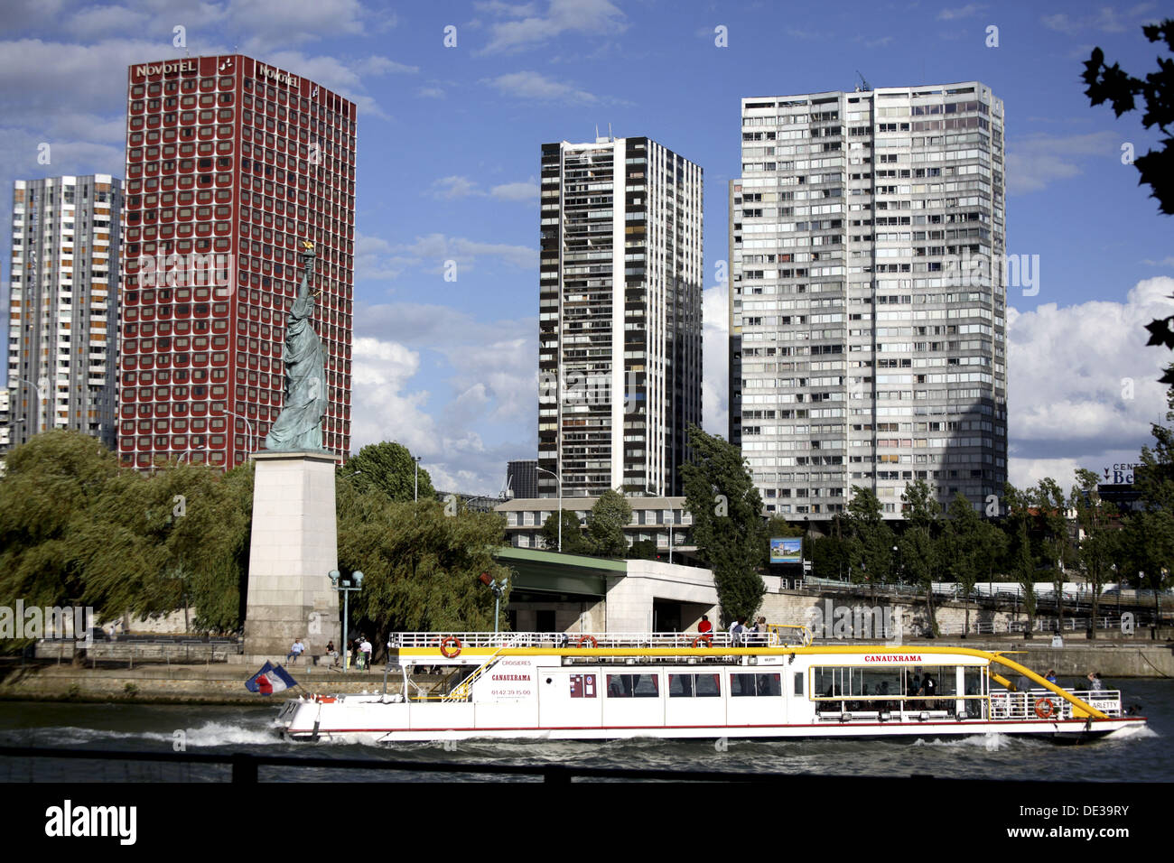 Statue of Liberty near Pont de Grenelle, Paris. France Stock Photo Alamy