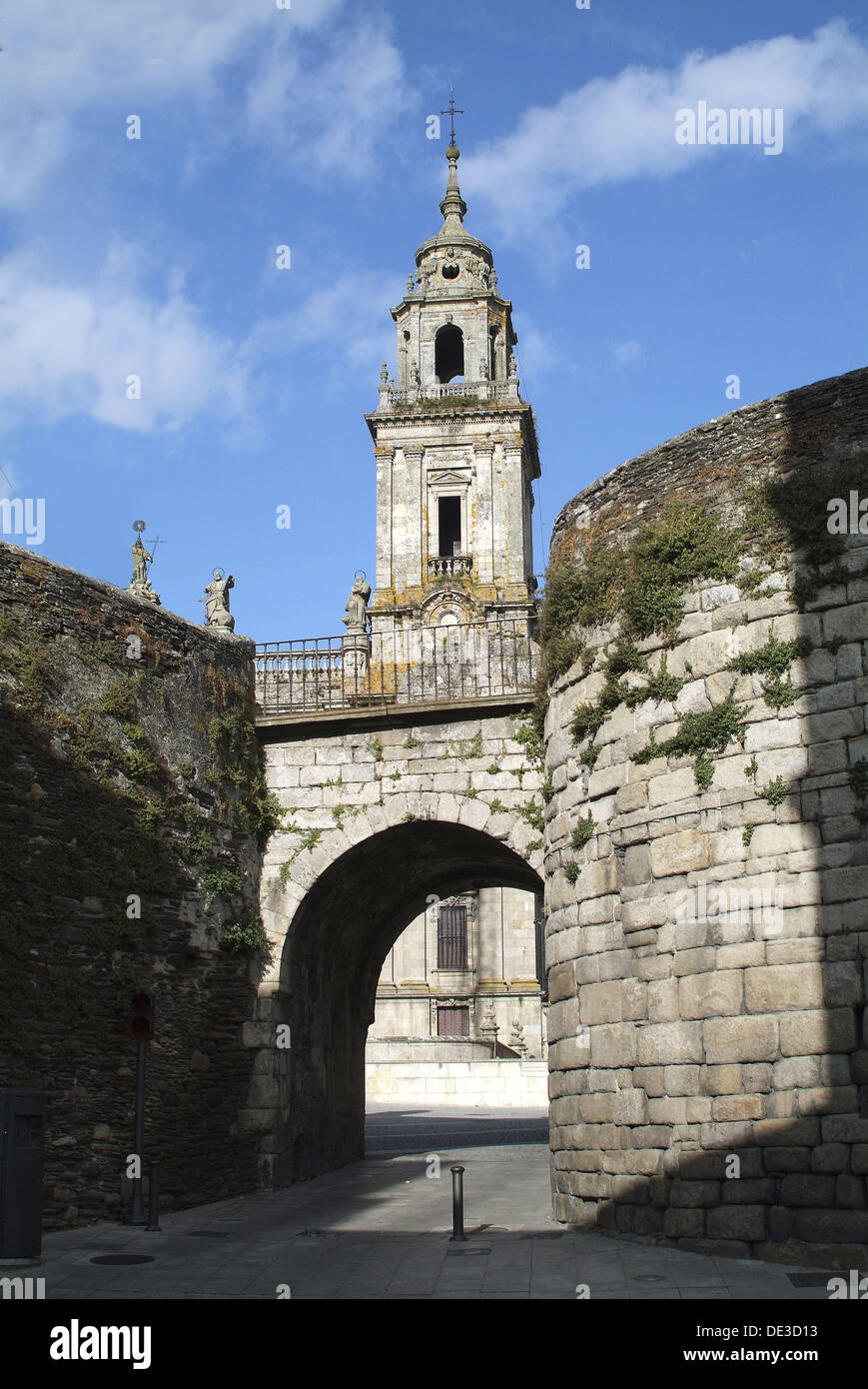 Lugo. Galicia. Spain. Puerta de Santiago (also called do Puxigo). City  roman walls and Santa Maria Cathedral in background Stock Photo - Alamy