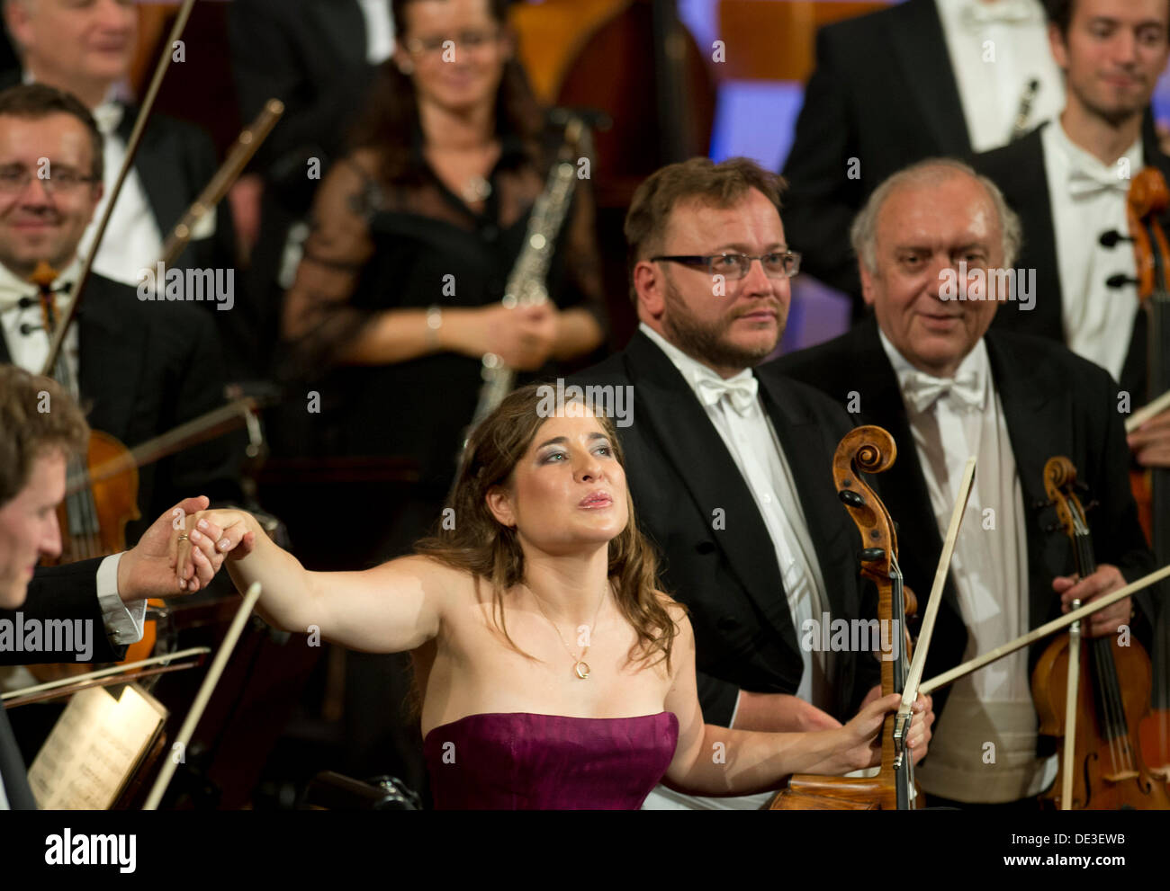 Prague, Czech Republic. 10th September 2013. Cellist Alisa Weilerstein thanks to the audience after performing with Czech Philharmony during the International Music Festival Dvorakova Praha in Prague, Czech Republic on September 10, 2013. (CTK Photo/Michal Kamaryt/Alamy Live News) Stock Photo