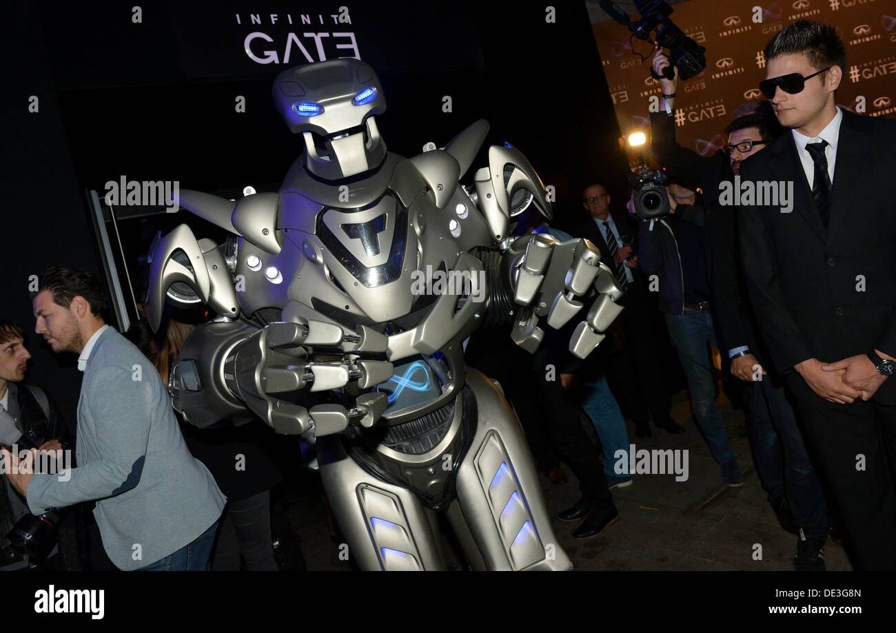 Frankfurt, Germany. 10th September 2013. Titan the Robot at the celebrity  "Infiniti Gate" of the high end luxury car brand Infiniti in Frankfurt,  Germany. Photo: Frank May/dpa/Alamy Live News Stock Photo -