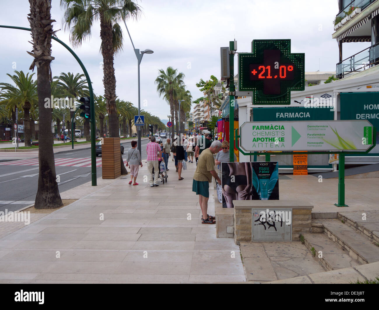 Temperature display on the side walk in Spain (+21.0) Stock Photo