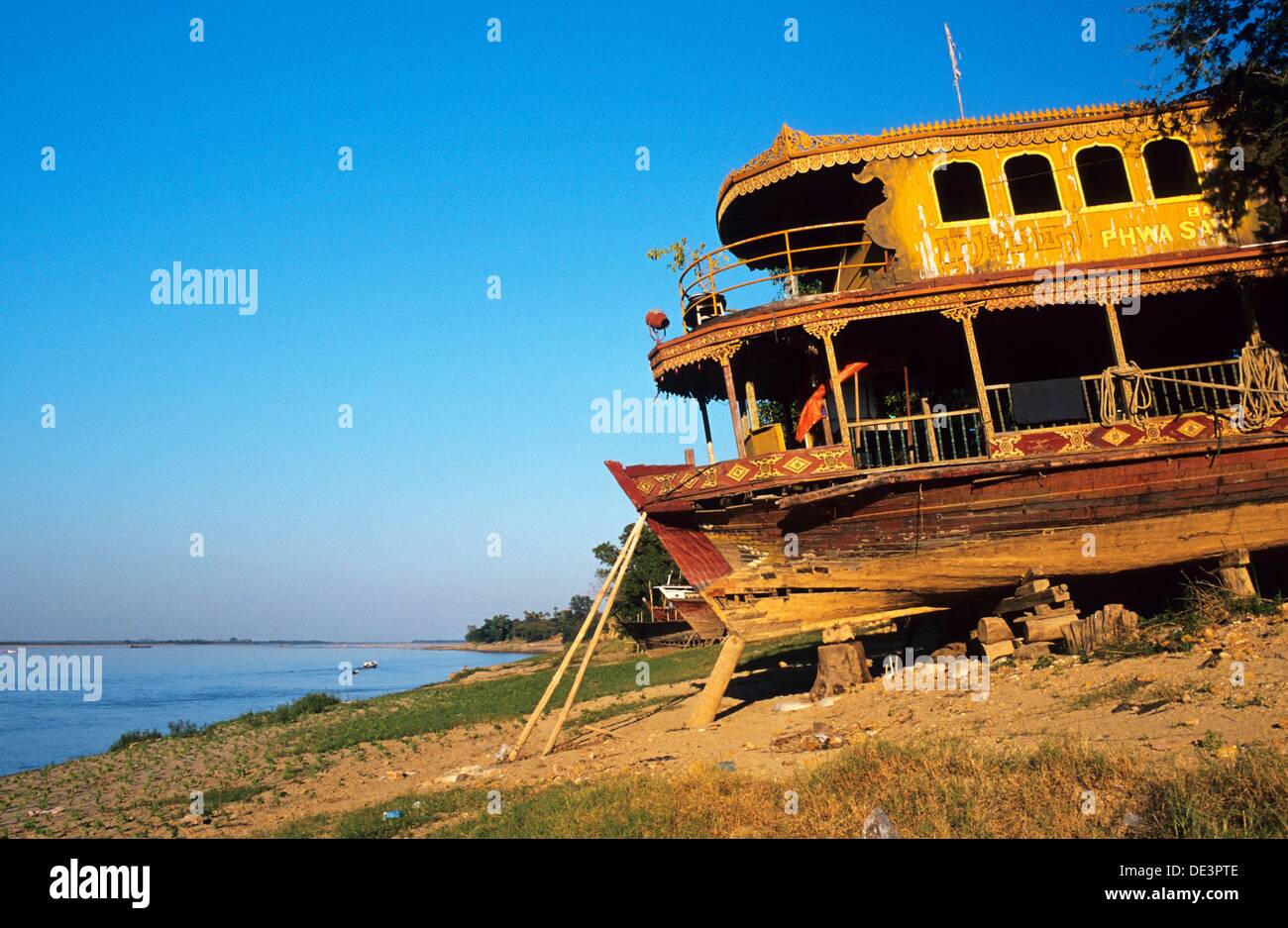 Timber Point Ship Timber ship on shore Irrawaddy Stock Photo - Alamy