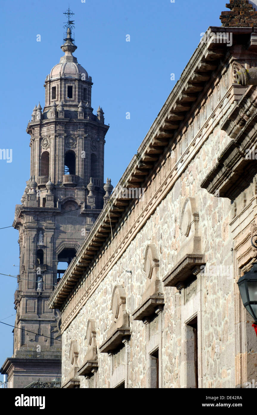 Perspectiva de Mansion Virreinal y torre de la Catedral. El centro historico de Morelia esta inscrito como Patrimonio de la Stock Photo