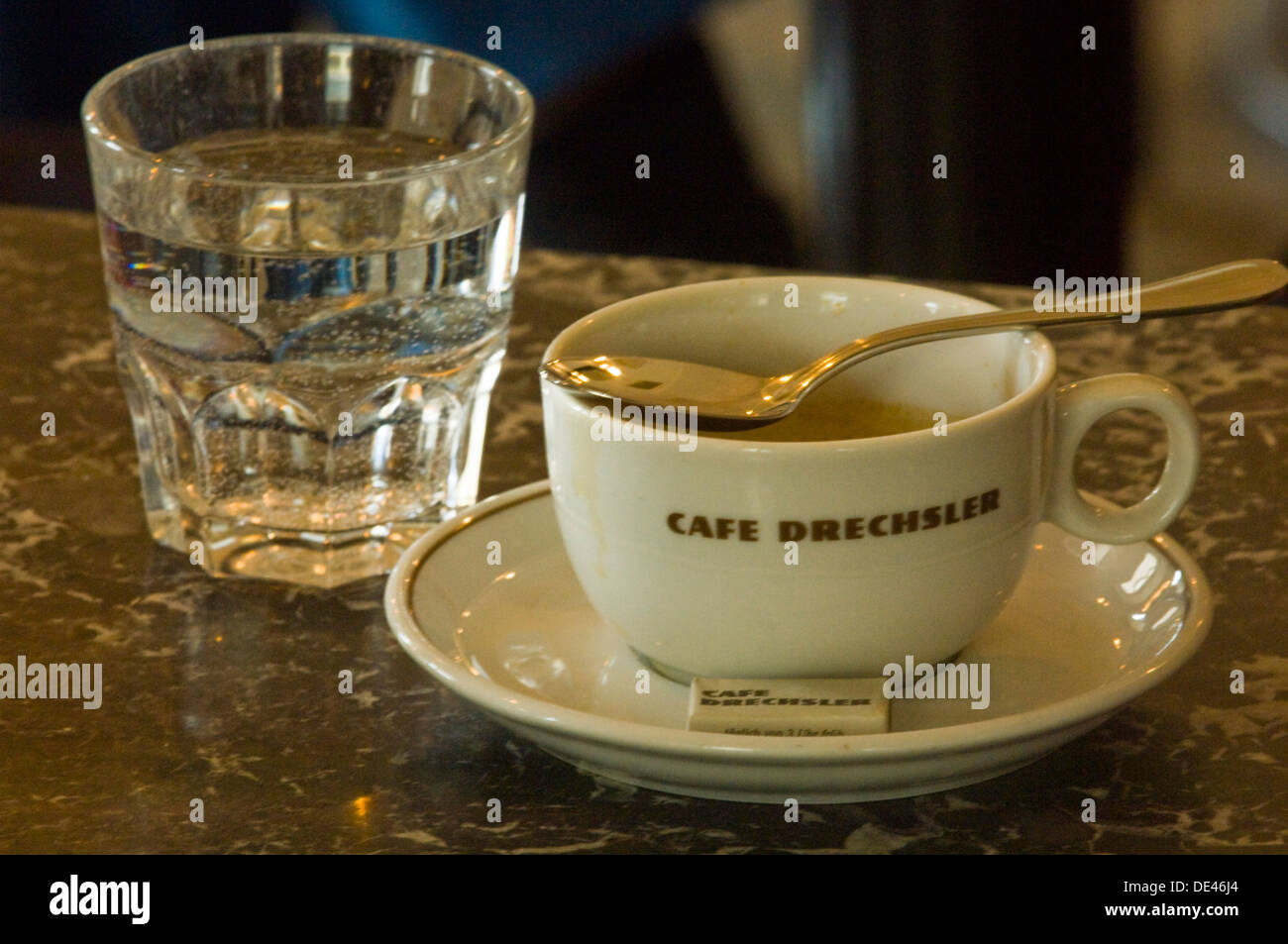 Österreich, Wien 6, Cafe Drechsler, Linke Wienzeile 22, ein Wiener Cafe mit einem Glas Wasser. Stock Photo