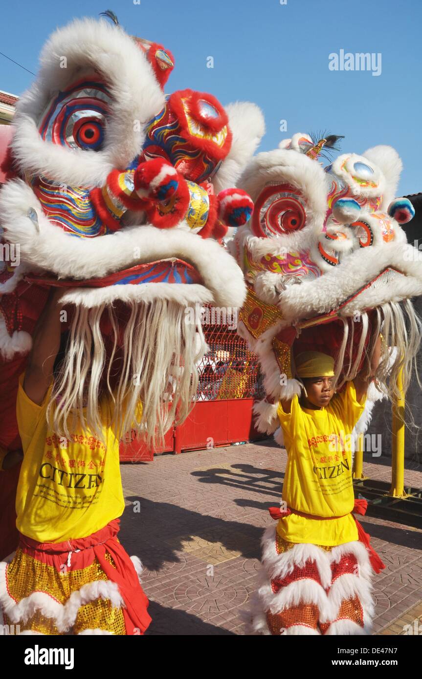 Phnom Penh (Cambodia): dragon dance at the temple by the Old Market during the celebration of the Chinese New Year of the Tiger Stock Photo