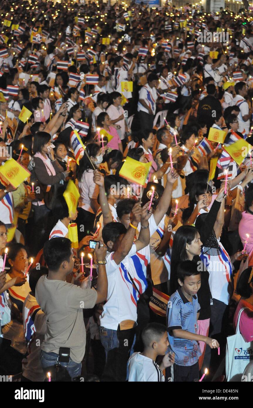 Bangkok (Thailand): people with the national flag, lighting candles, during the king Bhumibol Adulyadej birthday´s public Stock Photo