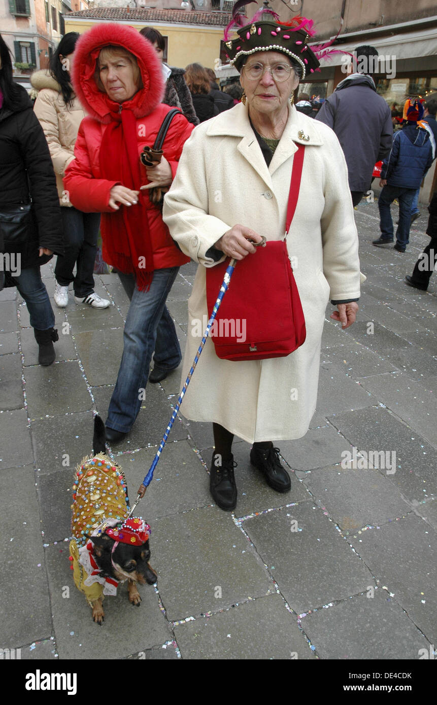 Lady with dog hi-res stock photography and images - Alamy
