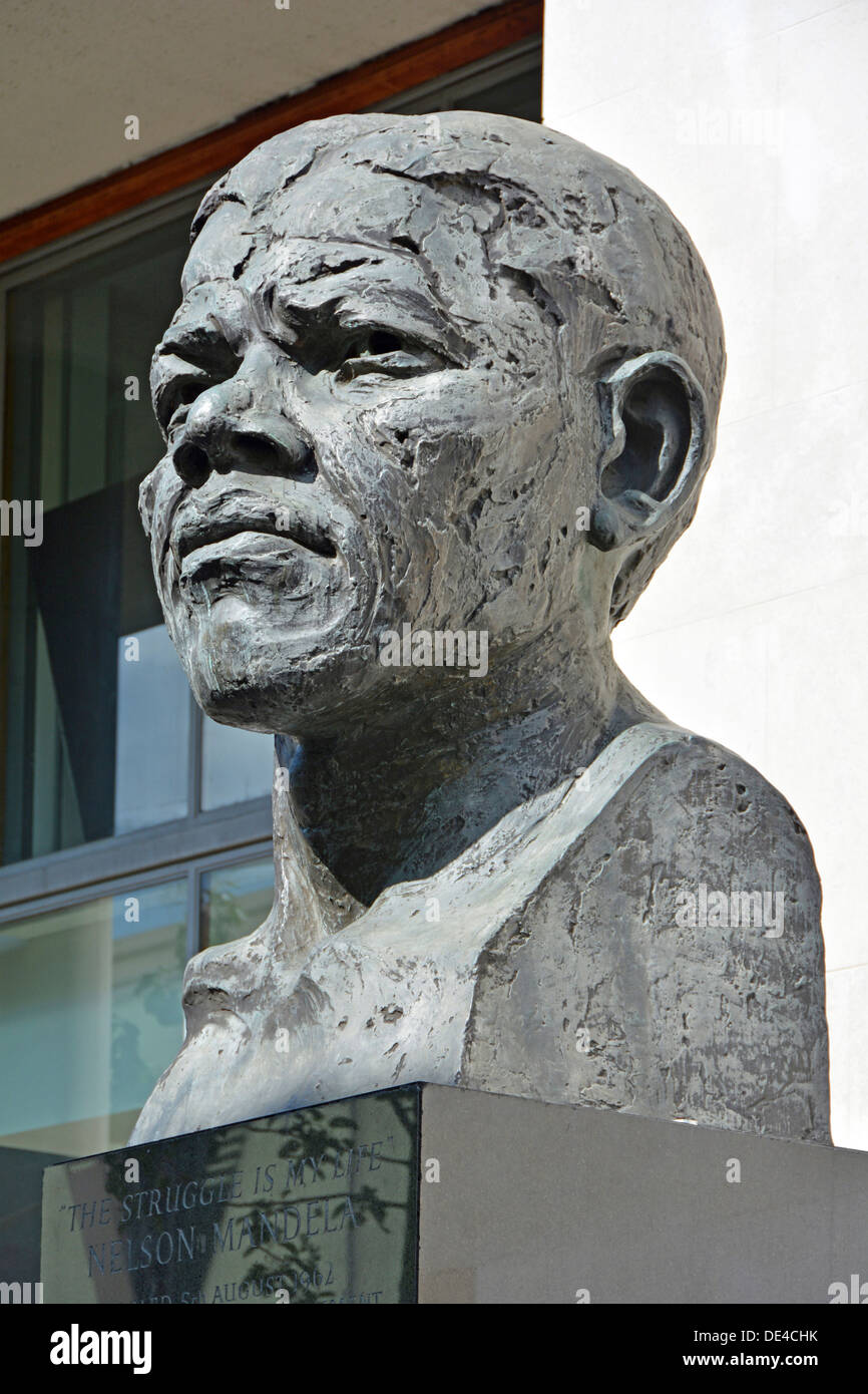 Nelson Mandela sculpture outside the Royal Festival Hall Stock Photo