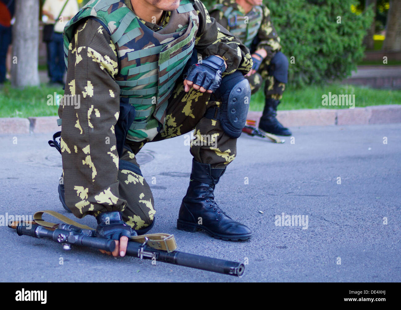Soldiers aiming guns hi-res stock photography and images - Alamy