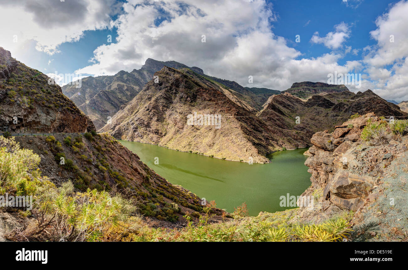 Embalse Presa del Parralillo reservoir, also called 'the green lake', in the mountains of Caldera de Tejeda Stock Photo