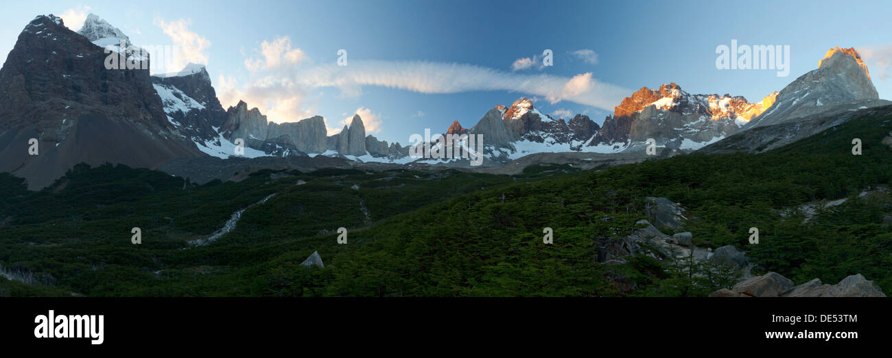Panoramic view of the red-coloured mountains in the valley of the Cordillera del Paine mountains, French Valley Stock Photo