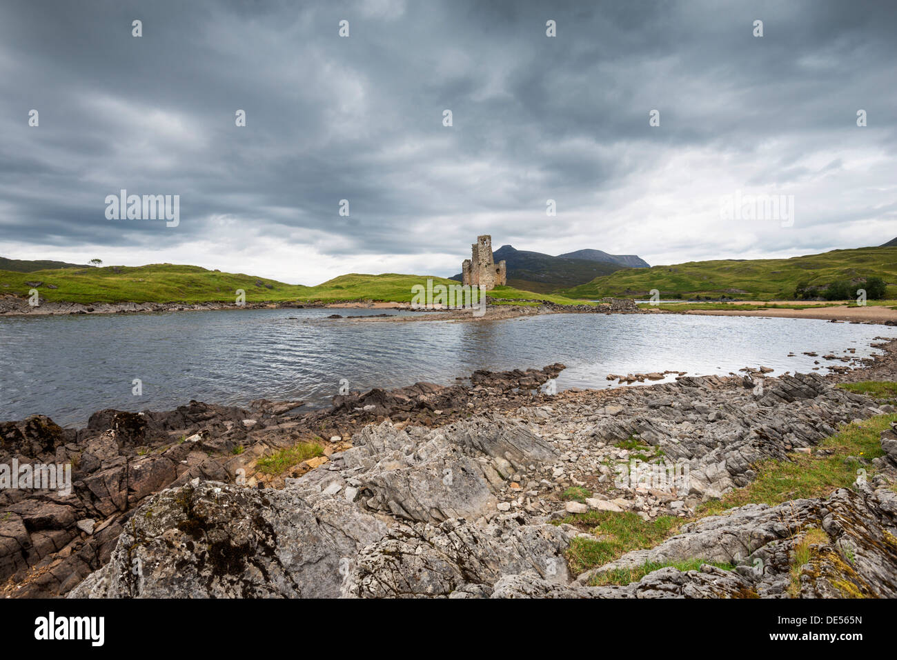 Ruins of Ardvreck Castle on a peninsula in the lake of Loch Assynt, Sutherland, Schottisches Hochland, Scotland, United Kingdom Stock Photo