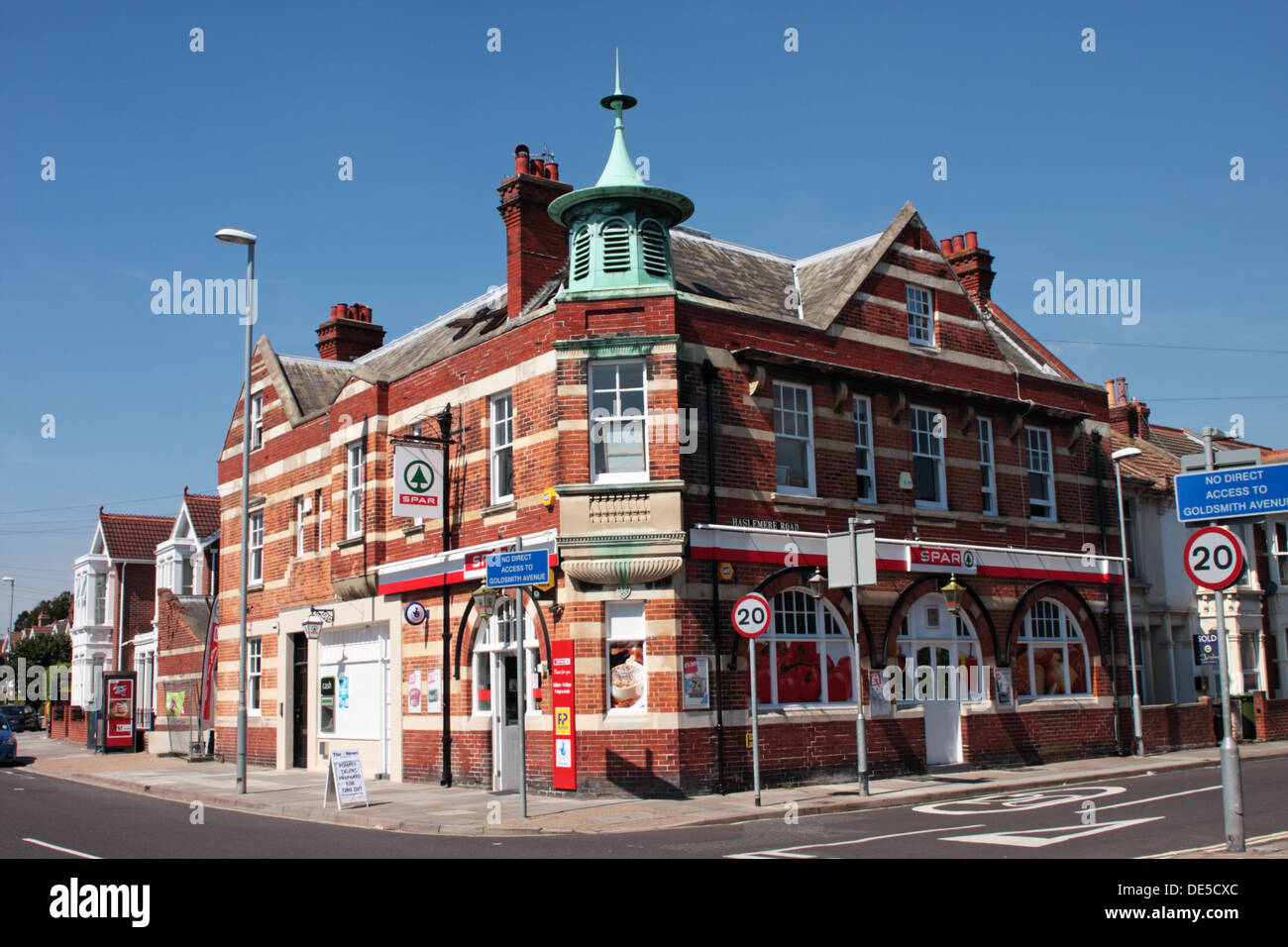 The Devonshire Arms pub Portsmouth converted to a Spar convenience store Stock Photo