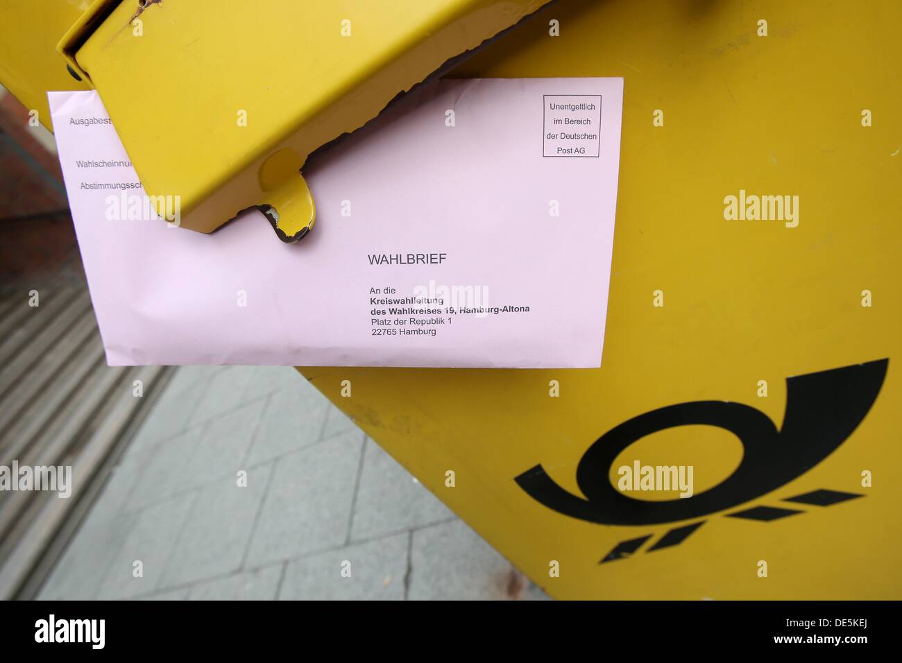 ILLUSTRATION A postal voting letter for the 18th German federal