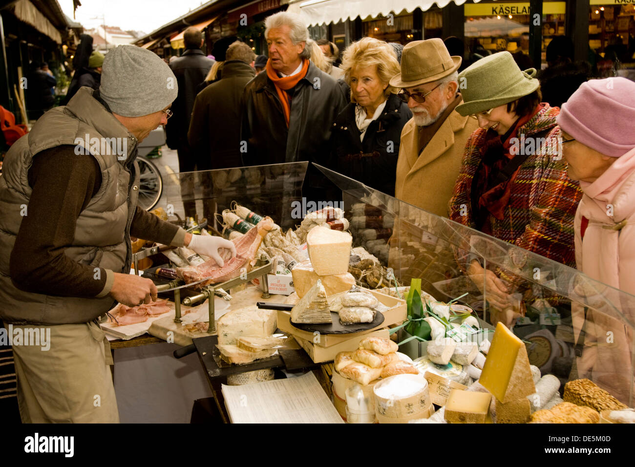 Österreich, Wien 6, Naschmarkt, Pöhl am Naschmarkt bietet eine riesige Auswahl an Käse aus vielen Ländern. Stock Photo