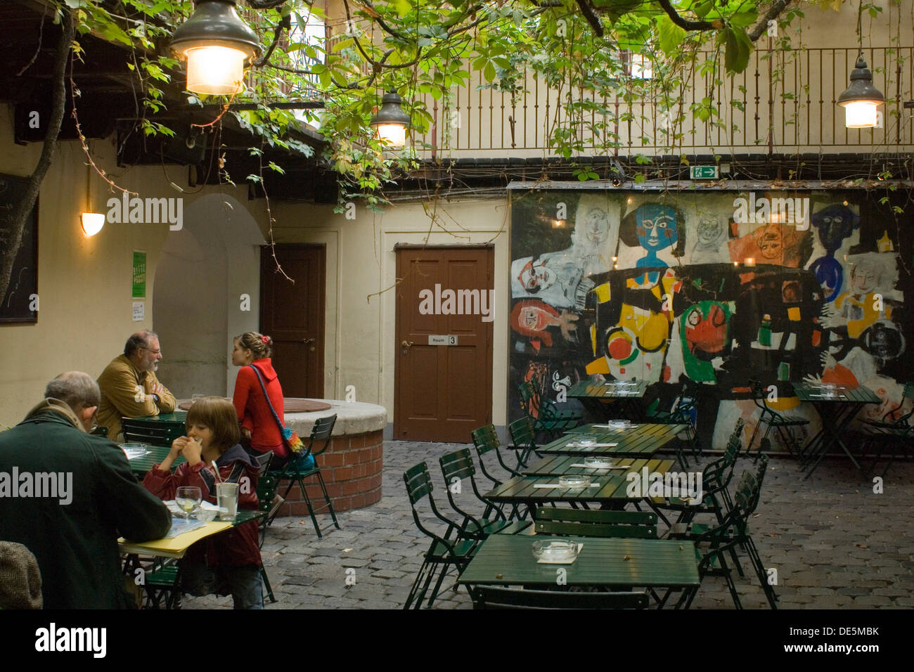 Österreich, Wien 7, Neubau, Spittelberg, Das Amerlinghaus aus der Zeit um 1700 ist heute Kulturzentrum mit Cafe-Restaurant. Stock Photo