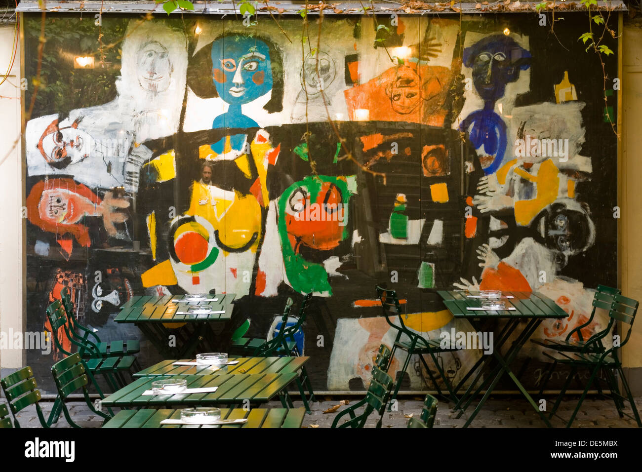 Österreich, Wien 7, Neubau, Spittelberg, Das Amerlinghaus aus der Zeit um 1700 ist heute Kulturzentrum mit Cafe-Restaurant. Stock Photo
