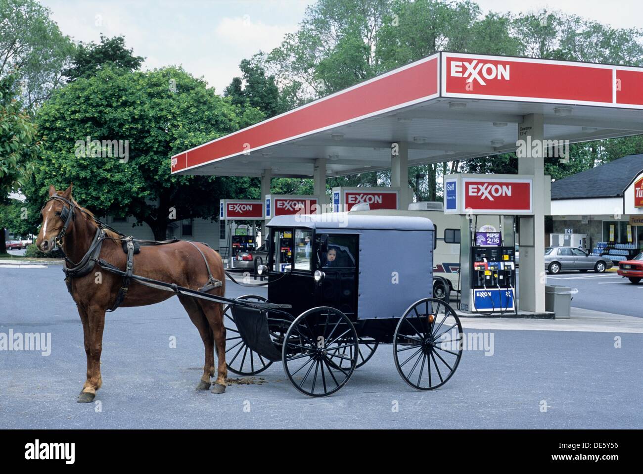 amish-horse-drawn-buggy-at-a-gas-station-lancaster-county-pennsylvania-DE5Y56.jpg