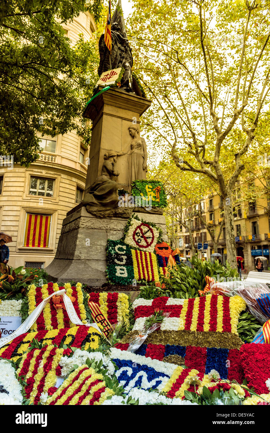 Barcelona, Spain. September 11th, 2013: One of the traditional acts of the National Day of Catalonia is that carried out by the Catalan institutions, most of the Catalan political forces, and representatives of major cultural, social and sports associations from Catalonia like FC Barcelona, who present wreaths and floral decorations at the foot of the monument. © matthi/Alamy Live News Stock Photo