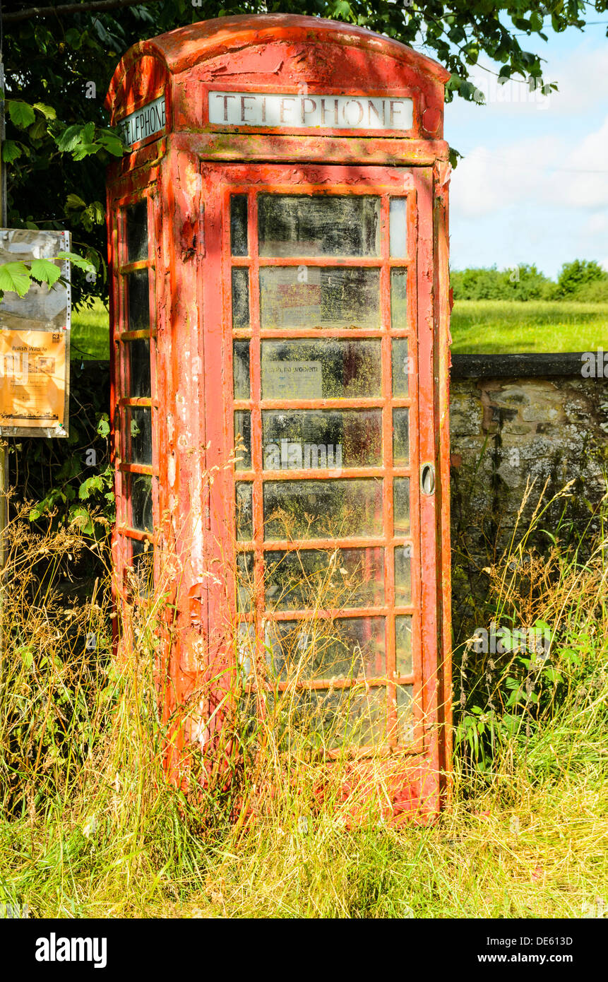 Dilapidated telephone box at Lower Down, Shropshire Stock Photo